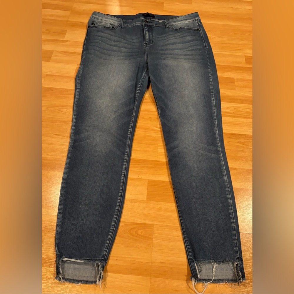 Judy Blue Distressed Ankle‎ Jeans